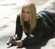 In Notwehr erschießt Calleigh Duquesne (Emily Procter) den Fahrer eines Wagens, der schließlich führerlos in ein Geschäft rast, wo es zu einem tragischen Unfall kommt ...