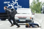 Im Chaos zwischen den Autounfällen gelingt Bartics (Mario Irrek, li.) die Flucht - dabei lässt er seine Geisel Giselle (Isabell Hertel) verletzt auf der Fahrbahn zurück...