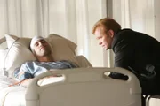 Horatio (David Caruso, r.) hat den angeschossenen Eric (Adam Rodriguez) in Windeseile ins Krankenhaus gebracht und weicht nicht von dessen Seite, während die Ärzte um Erics Leben kämpfen...  +++