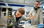 Max Grimm (links) und Robin Kuprat aus Suhl bauen eine ihrer selbstentwickelten Espressomaschine zusammen