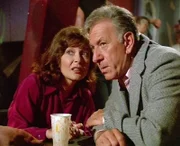 Quincy (Jack Klugman) und seine Kollegin Dr. Emily Hanover (Anita Gillette) recherchieren in der Punk-Szene.