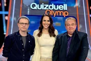 Moderatorin Esther Sedlaczek (M.) mit den Kandidaten des Teams "Lustig": Moritz Neumeier (l.) und Oliver Kalkofe (r.).