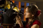 Siebenstein (Henriette Heinze) wundert sich: Wer klaut hier im Laden nur all den Glitzerschmuck? Ist es etwa ihr kleiner Rabe Rudi (Werner Knoedgen)?
