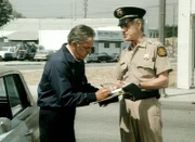Deputy Shell (Philip Baker Hall, r.) hilft Quincy (Jack Klugman) nicht im Mordfall Moeller, sondern verpasst ihm lieber einen Strafzettel.