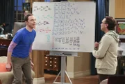 "The Big Bang Theory", "Ein erfreulicher Fehler." Howard lässt sich für seinen Jahrestag mit Bernadette etwas ganz Besonderes einfallen: Ihr zu Ehren komponiert er ein Lied, das er zusammen mit seiner Clique vortragen will. Sein Ideenreichtum beeindruckt Penny dermaßen, dass sie beschließt, Leonard ebenfalls mit einer romantischen Geste zu überraschen. Leider lässt die Inspiration aber beharrlich auf sich warten. Sheldon schreibt es seiner Genialität zu, ein neues Element entdeckt zu haben. De facto ist der Fund bloß dem Zufall zu verdanken.Im Bild (v.li.): Jim Parsons (Sheldon Cooper), Johnny Galecki (Leonard Hofstadter).