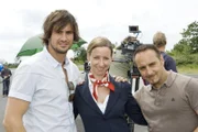 Am Set: Die Hauptdarsteller Tom Beck (li.) und Erdogan Atalay mit Gaststar Isabell Hertel, bekannt aus der RTL-Serie "Unter uns".