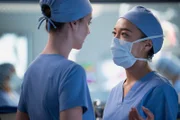 Der Kuss muss warten: Adelaide Kane als Dr. Jules Millin, Midori Francis als Dr. Mika Yasuda
