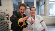 Bei Kampfsportlehrerin Fu lernt Checker Julian, wie sich Agentinnen und Agenten aus brenzligen Situationen befreien können.