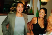 Brad Pitt und Angelina Jolie lernen sich am Filmset von "Mr. und Mrs. Smith kennen" und verlieben sich.