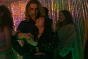 Summer (Sky Katz, r.) bringt Ari (Kai Lewins, l.) dazu, auf der Sponsorenparty mit ihr zu tanzen und so einen Moment seine Sorgen zu vergessen.