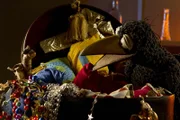 Der Rabe Rudi (Werner Knoedgen) bekommt einen Riesenschreck: Mitten in seinem wertvollen Glitzerschatz hockt ein Wurm (Anna Fregin)!