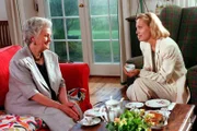(v.li.): Marianne Schönauer (Therese Schlierbach), Constanze Engelbrecht (Elvira Plummer).