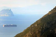Die Straße von Gibraltar ist eine strategische Passage für Schiffe – rund 100.000 pro Jahr – und ein einzigartiger ökologischer Knotenpunkt, an dem Strömungen, Fauna und Flora aus dem Mittelmeer und dem Atlantik aufeinandertreffen.
