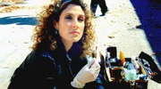 Stella (Melina Kanakaredes) findet am Tatort neben menschlichen Blutspuren auch die eines Grizzlys. Wie passt das zusammen?