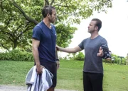 Steves (Alex O'Loughlin, l.) Gesundheitszustand bereitet Danny (Scott Caan, r.) Sorgen und so engagiert er kurzerhand eine Stressmanagerin, die seinen Freund und Kollegen im Alltag begleiten soll ...