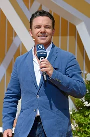 Moderator Stefan Mross begrüßt Stars aus der Welt des Schlagers und der Comedy bei der Unterhaltungsshow "Immer wieder sonntags"; live übertragen aus dem Europapark Rust.