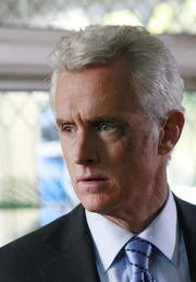 Gaby schleicht sich in Victors (John Slattery) Abwesenheit in dessen Haus und leiht sich einige Kleider ihrer Vorgängerin aus ...