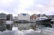 Tromsø, eine Stadt im Norden Norwegens: Es scheint, als würde sie auf dem Meer treiben.