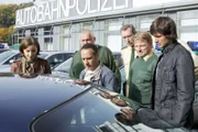 Die Kollegen der Past (v.li. Carina Wiese, Dietmar Huhn, Erdogan Atalay, Komparse, Siggi Müller, Tom Beck) können nicht verhindern, dass Susanne von der Kriminalpolizei in Handschellen abgeführt wird.