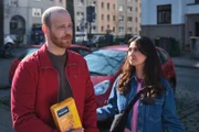 Tobias (Patrick Müller) will den Hund ungern bei sich aufnehmen. Rechts Esma (Özge Delioglan)