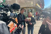 Jo Hiller und Barista Christa Fröhling checken, wie gut sich Barista Hafermilch im Vergleich zu Kuhmilch aufschäumen lässt.