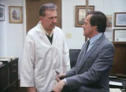 Dr. Asten (John S. Ragin, re.) und Quincy (Jack Klugman)
