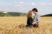 Michel (Tim Oliver Schultz) und Elisabeth (Isolda Dychauk) freuen sich, einander wiederzusehen