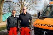 Rettungssanitäterin Hannah Düllmann und Notfallsanitäter Hannes Engler sind für den Rettungsdienst Holstein auf den Straßen in und rund ums schleswig-holsteinische Eutin unterwegs.