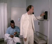 B.A. (Laurence Tureaud, li.) und Murdock (Dwight Schultz) fliehen in einem Krankenwagen.
