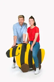 Ein starkes Team: Das Moderationsduo Laura Knöll und Johannes Zenglein präsentiert den Tigerenten Club – der Club mit Action, Spaß, vielen Spielen und auch in dieser Woche mit einem neuen Thema.