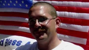 Der ehemalige Soldat John Marmo wird ermordet aufgefunden. Die Ermittlungen führen die Polizei zu dessen Militärkameraden. Dabei wird eine Vielzahl an Geheimnissen und Lügen aufgedeckt.