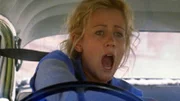 Jodi (Rachael Carpani) verlässt ihre Mutter im Streit. Nach einem waghalsigen Manöver verliert sie die Kontrolle über ihr Fahrzeug.