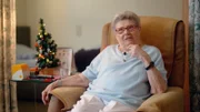 Die Wahlwienerin Anna R. ist 102 Jahre alt. Sie lebt in einem Pensionistenheim und geht jede Woche zum Friseur und alle 14 Tage zur Maniküre und Pediküre. „Man darf sich im Alter nicht gehen lassen“, sagt sie. Ihre Kraft schöpft sie aus ihrer großen Familie. Mittlerweile hat sie zehn Urenkel und sogar drei Ur-Ur-Enkel.