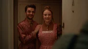 Jen (Máiréad Tyers) und Jizz (Luke Rollason) als braves Ehepaar. Jen hat George, ihrem Psychologen, von einer heilen Familienwelt erzählt. Als brave Hausfrau, die ihrer Mutter etwas kocht und Jizz als treuen Menschen vorstellt.