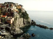 Manarola, Stadt auf einer Felsklippe an der Küste vom Cinque Terre.