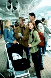 Neely (Gena Lee Nolin) kann mit Cody (David Chokachi, 2.v.l.) und Mitch (David Hasselhoff) zum Angeln von Bord gehen. Leslie (Heather Stephens, r.) passt auf Neelys Baby auf.