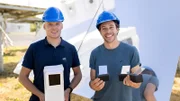 Mit Ingenieur Felic (links) checkt Tobi, wie wir die Kraft der Sonne zur Stromerzeugung nutzen können.