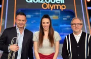 Moderatorin Esther Sedlaczek (M.) mit den Kandidaten des Teams "Musik": Till Brönner (l.) und Olli Dittrich (r.)