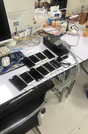 Arbeitsplatz in einem Scamcenter in Myanmar, wo Menschen wie Sklaven gehalten werden, um Geld mit Kryptobetrug zu ergaunern.
