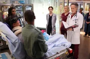 (l-r) Marlyne Barrett als Maggie Lockwood, Sarah Ramos als Dr. Caitlin Lenox, Jessy Schram als Dr. Hannah Asher, Steven Weber als Dr. Dean Archer