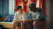 Tom (Noah Bailey, links) vertraut seinen Liebeskummer seiner Oma Senait (Robin Gooch, rechts) an, und die Oma bittet Tom, ihr bei der Wohnungssuche zu helfen.