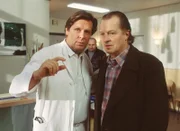 Dr. Stefan Frank (Sigmar Solbach, li.) erkennt schnell die Nöte des verzweifelten Erich Tiedtje (Paul Faßnacht), der als Analphabet und ohne die Hilfe seiner Frau in Panik gerät. Dr. Frank sagt ihm Hilfe zu.