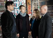 Der Blogger und seine Assistentin werden bei der Datenübergabe erwischt, v.li.: Alexander Beyer als Anselm Brand, Katharina Schlothauer als Nora Maler, Anna Blomeier als Esther Rubens, Christian Berkel als Bruno Schumann