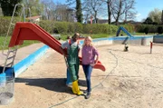 Yared Dibaba und Nicole Steins packen im Duvenstedter Freibad kräftig mit an.