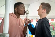 Badu erklärt Victor wie man küsst.
