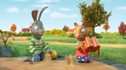 Pip und Posy spielen im Sandkasten.