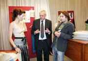 Als Friedrich (Wilhelm Manske, M.) Nora (Julia Malik, l.) Bruno (Tim Sander, r.) für die logistische Planung zur Seite stellt, ist dieser glücklich. Er freut sich auf die Zusammenarbeit, ohne zu ahnen, dass Nora davon alles andere als begeistert ist.