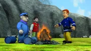 Feuerwehrmann Sam erklärt Gareth und Moose, wie explosiv Gasflaschen neben dem  Feuer sein können.