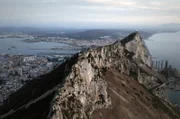 Die Straße von Gibraltar ist an ihrer schmalsten Stelle nur 14 Kilometer breit. Sie verbindet den Atlantik mit dem Mittelmeer und bildet eine Brücke zwischen Europa und Afrika.