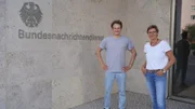 In Berlin ist Checker Julian mit Isabell vom Bundesnachrichtendienst verabredet.
